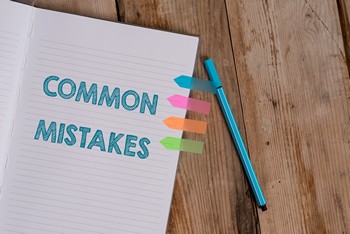 A notebook with the words common mistakes